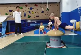 体操夜战：洞庭银狐队强势反弹三湘猎隼队，主帅临场妙招全面提速抢占先机-爱游戏app
